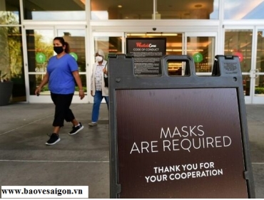 bao ve cua hang bi danh gay tay khi nhac nho deo khau trang