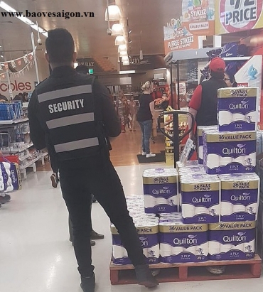 bao ve sieu thi dung canh giay ve sinh