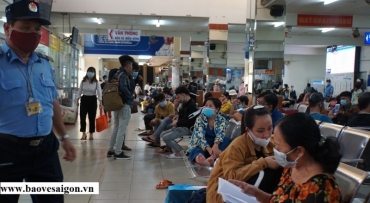 hanh khach do ve que qua dong bao ve ben xe hoat dong het cong suat