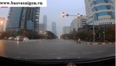 nam bao ve may man thoat chet khi lao nhanh qua cot den do