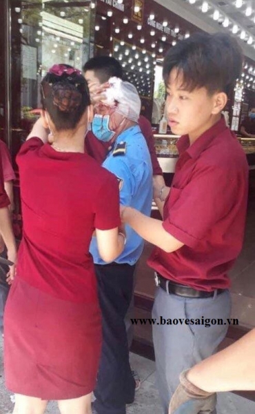 nhan vien bao ve tiem vang bi tan cong