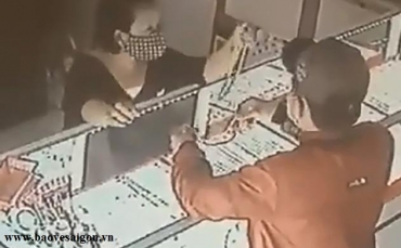 tiem vang khong co bao ve bi cuop tan cong